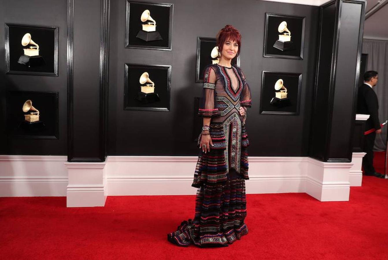 Potentes voces femeninas se apoderaron del escenario en la entrega de los Grammy de este domingo: Lady Gaga, Dua Lipa, Kacey Musgraves, Brandi Carlile y Cardi B fueron premiadas por su música, de diversos géneros pero con una misión común: labrar el camino para que otras mujeres sigan brillando en la industria. Pero también fue una gala que celebró el rap, un género hasta ahora significativamente marginado. Ariana Grande ganó el primer gramófono de su carrera y no estuvo para recibirlo, tras diferencias con la producción de la ceremonia que la llevaron a decidir no asistir. Y Cardi B se llevó el primer Grammy a una rapera solista. La cantante de country Kacey Musgraves reinó en la 61 edición de los Grammy con cuatro premios, incluido mejor álbum del año («Golden Hour»), en una gala histórica para Childish Gambino, ganador de otros cuatro galardones, y para la latina Cardi B, primera mujer en llevarse el mejor álbum de rap. Gambino, el seudónimo por el que se conoce a Donald Glover, fue el otro gran nombre de la jornada con sus victorias en las categorías de mejor grabación del año, mejor canción del año, mejor actuación de rap y mejor vídeo, todas ellas por el imponente e implacable «This is America». El músico hizo historia al conseguir que, por primera vez, un tema rap se alzase con la victoria en el campo de mejor canción del año.