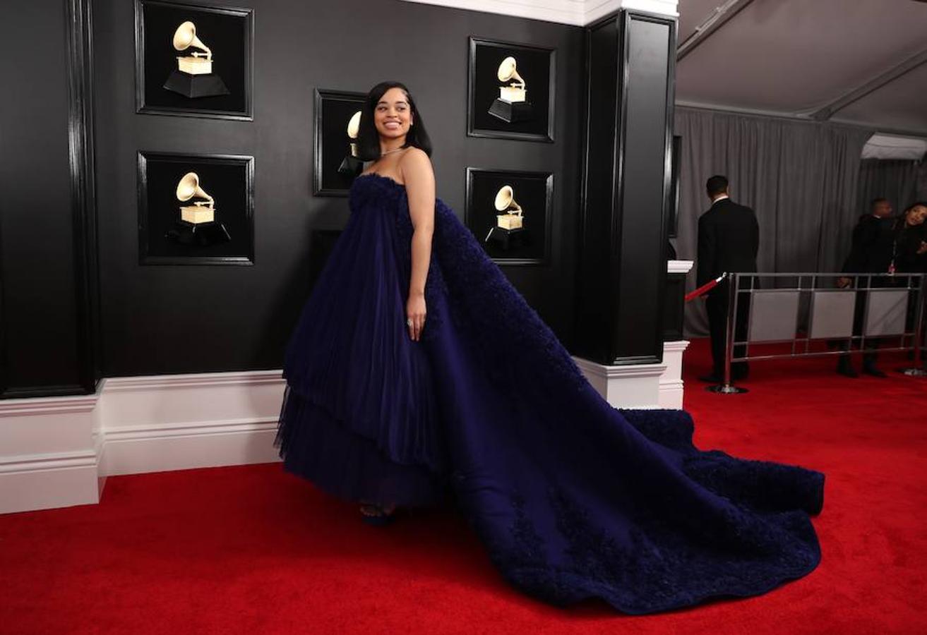 Potentes voces femeninas se apoderaron del escenario en la entrega de los Grammy de este domingo: Lady Gaga, Dua Lipa, Kacey Musgraves, Brandi Carlile y Cardi B fueron premiadas por su música, de diversos géneros pero con una misión común: labrar el camino para que otras mujeres sigan brillando en la industria. Pero también fue una gala que celebró el rap, un género hasta ahora significativamente marginado. Ariana Grande ganó el primer gramófono de su carrera y no estuvo para recibirlo, tras diferencias con la producción de la ceremonia que la llevaron a decidir no asistir. Y Cardi B se llevó el primer Grammy a una rapera solista. La cantante de country Kacey Musgraves reinó en la 61 edición de los Grammy con cuatro premios, incluido mejor álbum del año («Golden Hour»), en una gala histórica para Childish Gambino, ganador de otros cuatro galardones, y para la latina Cardi B, primera mujer en llevarse el mejor álbum de rap. Gambino, el seudónimo por el que se conoce a Donald Glover, fue el otro gran nombre de la jornada con sus victorias en las categorías de mejor grabación del año, mejor canción del año, mejor actuación de rap y mejor vídeo, todas ellas por el imponente e implacable «This is America». El músico hizo historia al conseguir que, por primera vez, un tema rap se alzase con la victoria en el campo de mejor canción del año.