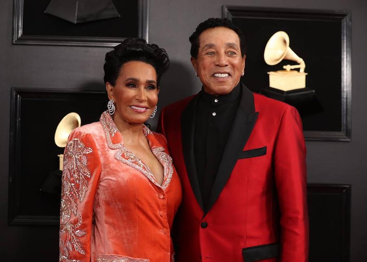 Potentes voces femeninas se apoderaron del escenario en la entrega de los Grammy de este domingo: Lady Gaga, Dua Lipa, Kacey Musgraves, Brandi Carlile y Cardi B fueron premiadas por su música, de diversos géneros pero con una misión común: labrar el camino para que otras mujeres sigan brillando en la industria. Pero también fue una gala que celebró el rap, un género hasta ahora significativamente marginado. Ariana Grande ganó el primer gramófono de su carrera y no estuvo para recibirlo, tras diferencias con la producción de la ceremonia que la llevaron a decidir no asistir. Y Cardi B se llevó el primer Grammy a una rapera solista. La cantante de country Kacey Musgraves reinó en la 61 edición de los Grammy con cuatro premios, incluido mejor álbum del año («Golden Hour»), en una gala histórica para Childish Gambino, ganador de otros cuatro galardones, y para la latina Cardi B, primera mujer en llevarse el mejor álbum de rap. Gambino, el seudónimo por el que se conoce a Donald Glover, fue el otro gran nombre de la jornada con sus victorias en las categorías de mejor grabación del año, mejor canción del año, mejor actuación de rap y mejor vídeo, todas ellas por el imponente e implacable «This is America». El músico hizo historia al conseguir que, por primera vez, un tema rap se alzase con la victoria en el campo de mejor canción del año.