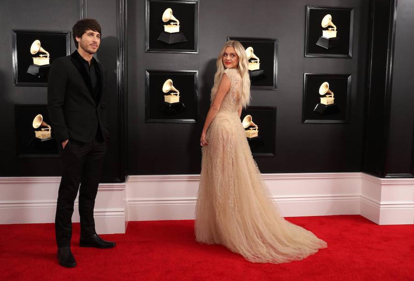 Potentes voces femeninas se apoderaron del escenario en la entrega de los Grammy de este domingo: Lady Gaga, Dua Lipa, Kacey Musgraves, Brandi Carlile y Cardi B fueron premiadas por su música, de diversos géneros pero con una misión común: labrar el camino para que otras mujeres sigan brillando en la industria. Pero también fue una gala que celebró el rap, un género hasta ahora significativamente marginado. Ariana Grande ganó el primer gramófono de su carrera y no estuvo para recibirlo, tras diferencias con la producción de la ceremonia que la llevaron a decidir no asistir. Y Cardi B se llevó el primer Grammy a una rapera solista. La cantante de country Kacey Musgraves reinó en la 61 edición de los Grammy con cuatro premios, incluido mejor álbum del año («Golden Hour»), en una gala histórica para Childish Gambino, ganador de otros cuatro galardones, y para la latina Cardi B, primera mujer en llevarse el mejor álbum de rap. Gambino, el seudónimo por el que se conoce a Donald Glover, fue el otro gran nombre de la jornada con sus victorias en las categorías de mejor grabación del año, mejor canción del año, mejor actuación de rap y mejor vídeo, todas ellas por el imponente e implacable «This is America». El músico hizo historia al conseguir que, por primera vez, un tema rap se alzase con la victoria en el campo de mejor canción del año.