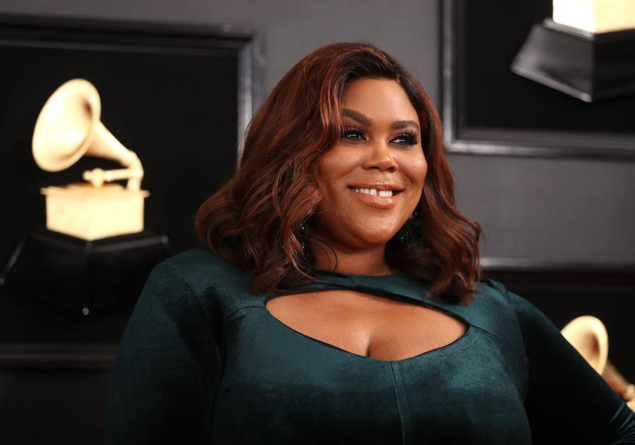 Potentes voces femeninas se apoderaron del escenario en la entrega de los Grammy de este domingo: Lady Gaga, Dua Lipa, Kacey Musgraves, Brandi Carlile y Cardi B fueron premiadas por su música, de diversos géneros pero con una misión común: labrar el camino para que otras mujeres sigan brillando en la industria. Pero también fue una gala que celebró el rap, un género hasta ahora significativamente marginado. Ariana Grande ganó el primer gramófono de su carrera y no estuvo para recibirlo, tras diferencias con la producción de la ceremonia que la llevaron a decidir no asistir. Y Cardi B se llevó el primer Grammy a una rapera solista. La cantante de country Kacey Musgraves reinó en la 61 edición de los Grammy con cuatro premios, incluido mejor álbum del año («Golden Hour»), en una gala histórica para Childish Gambino, ganador de otros cuatro galardones, y para la latina Cardi B, primera mujer en llevarse el mejor álbum de rap. Gambino, el seudónimo por el que se conoce a Donald Glover, fue el otro gran nombre de la jornada con sus victorias en las categorías de mejor grabación del año, mejor canción del año, mejor actuación de rap y mejor vídeo, todas ellas por el imponente e implacable «This is America». El músico hizo historia al conseguir que, por primera vez, un tema rap se alzase con la victoria en el campo de mejor canción del año.