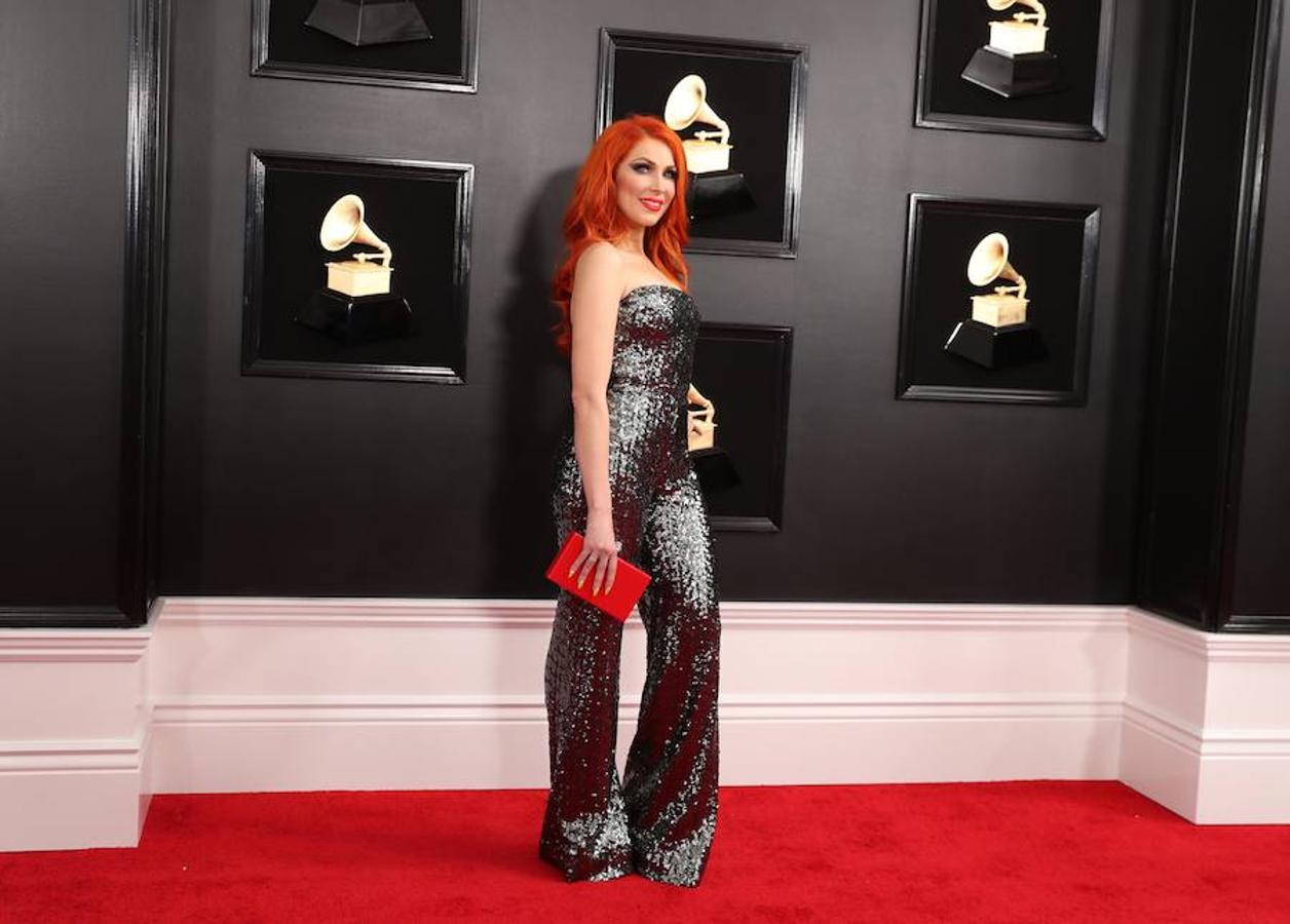 Potentes voces femeninas se apoderaron del escenario en la entrega de los Grammy de este domingo: Lady Gaga, Dua Lipa, Kacey Musgraves, Brandi Carlile y Cardi B fueron premiadas por su música, de diversos géneros pero con una misión común: labrar el camino para que otras mujeres sigan brillando en la industria. Pero también fue una gala que celebró el rap, un género hasta ahora significativamente marginado. Ariana Grande ganó el primer gramófono de su carrera y no estuvo para recibirlo, tras diferencias con la producción de la ceremonia que la llevaron a decidir no asistir. Y Cardi B se llevó el primer Grammy a una rapera solista. La cantante de country Kacey Musgraves reinó en la 61 edición de los Grammy con cuatro premios, incluido mejor álbum del año («Golden Hour»), en una gala histórica para Childish Gambino, ganador de otros cuatro galardones, y para la latina Cardi B, primera mujer en llevarse el mejor álbum de rap. Gambino, el seudónimo por el que se conoce a Donald Glover, fue el otro gran nombre de la jornada con sus victorias en las categorías de mejor grabación del año, mejor canción del año, mejor actuación de rap y mejor vídeo, todas ellas por el imponente e implacable «This is America». El músico hizo historia al conseguir que, por primera vez, un tema rap se alzase con la victoria en el campo de mejor canción del año.