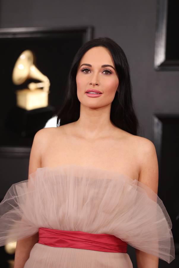 Potentes voces femeninas se apoderaron del escenario en la entrega de los Grammy de este domingo: Lady Gaga, Dua Lipa, Kacey Musgraves, Brandi Carlile y Cardi B fueron premiadas por su música, de diversos géneros pero con una misión común: labrar el camino para que otras mujeres sigan brillando en la industria. Pero también fue una gala que celebró el rap, un género hasta ahora significativamente marginado. Ariana Grande ganó el primer gramófono de su carrera y no estuvo para recibirlo, tras diferencias con la producción de la ceremonia que la llevaron a decidir no asistir. Y Cardi B se llevó el primer Grammy a una rapera solista. La cantante de country Kacey Musgraves reinó en la 61 edición de los Grammy con cuatro premios, incluido mejor álbum del año («Golden Hour»), en una gala histórica para Childish Gambino, ganador de otros cuatro galardones, y para la latina Cardi B, primera mujer en llevarse el mejor álbum de rap. Gambino, el seudónimo por el que se conoce a Donald Glover, fue el otro gran nombre de la jornada con sus victorias en las categorías de mejor grabación del año, mejor canción del año, mejor actuación de rap y mejor vídeo, todas ellas por el imponente e implacable «This is America». El músico hizo historia al conseguir que, por primera vez, un tema rap se alzase con la victoria en el campo de mejor canción del año.