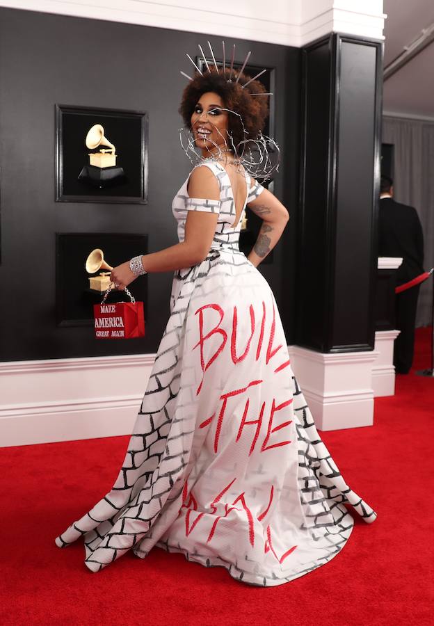 Potentes voces femeninas se apoderaron del escenario en la entrega de los Grammy de este domingo: Lady Gaga, Dua Lipa, Kacey Musgraves, Brandi Carlile y Cardi B fueron premiadas por su música, de diversos géneros pero con una misión común: labrar el camino para que otras mujeres sigan brillando en la industria. Pero también fue una gala que celebró el rap, un género hasta ahora significativamente marginado. Ariana Grande ganó el primer gramófono de su carrera y no estuvo para recibirlo, tras diferencias con la producción de la ceremonia que la llevaron a decidir no asistir. Y Cardi B se llevó el primer Grammy a una rapera solista. La cantante de country Kacey Musgraves reinó en la 61 edición de los Grammy con cuatro premios, incluido mejor álbum del año («Golden Hour»), en una gala histórica para Childish Gambino, ganador de otros cuatro galardones, y para la latina Cardi B, primera mujer en llevarse el mejor álbum de rap. Gambino, el seudónimo por el que se conoce a Donald Glover, fue el otro gran nombre de la jornada con sus victorias en las categorías de mejor grabación del año, mejor canción del año, mejor actuación de rap y mejor vídeo, todas ellas por el imponente e implacable «This is America». El músico hizo historia al conseguir que, por primera vez, un tema rap se alzase con la victoria en el campo de mejor canción del año.