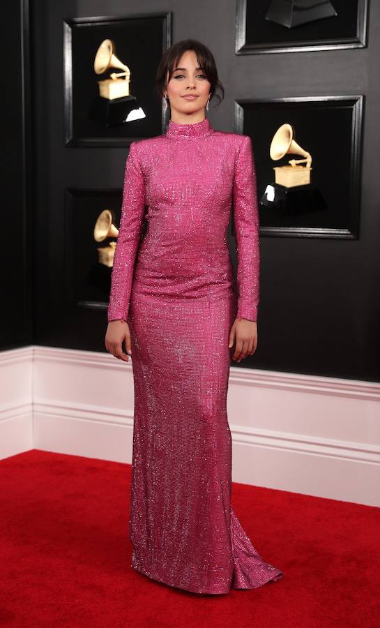 Potentes voces femeninas se apoderaron del escenario en la entrega de los Grammy de este domingo: Lady Gaga, Dua Lipa, Kacey Musgraves, Brandi Carlile y Cardi B fueron premiadas por su música, de diversos géneros pero con una misión común: labrar el camino para que otras mujeres sigan brillando en la industria. Pero también fue una gala que celebró el rap, un género hasta ahora significativamente marginado. Ariana Grande ganó el primer gramófono de su carrera y no estuvo para recibirlo, tras diferencias con la producción de la ceremonia que la llevaron a decidir no asistir. Y Cardi B se llevó el primer Grammy a una rapera solista. La cantante de country Kacey Musgraves reinó en la 61 edición de los Grammy con cuatro premios, incluido mejor álbum del año («Golden Hour»), en una gala histórica para Childish Gambino, ganador de otros cuatro galardones, y para la latina Cardi B, primera mujer en llevarse el mejor álbum de rap. Gambino, el seudónimo por el que se conoce a Donald Glover, fue el otro gran nombre de la jornada con sus victorias en las categorías de mejor grabación del año, mejor canción del año, mejor actuación de rap y mejor vídeo, todas ellas por el imponente e implacable «This is America». El músico hizo historia al conseguir que, por primera vez, un tema rap se alzase con la victoria en el campo de mejor canción del año.