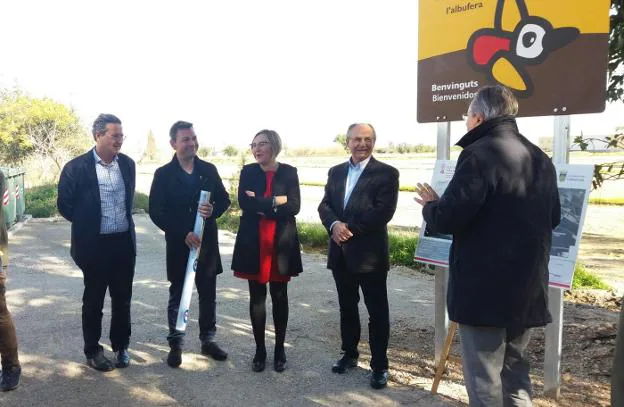 La consellera, María José Salvador, y el alcalde, Jesús Monzó, en el Port. 