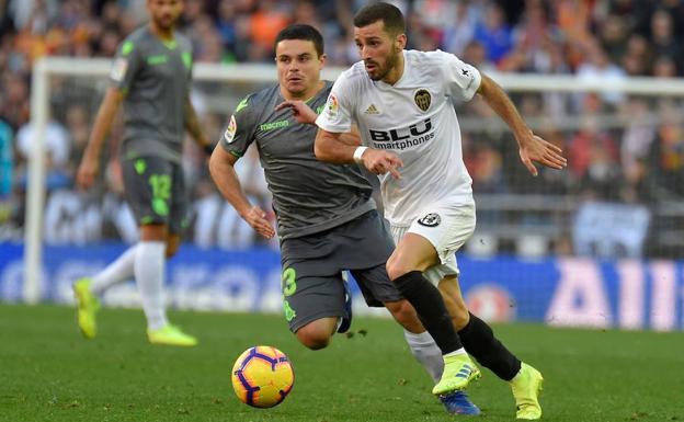 Gayà durante el partido disputado contra la Real Sociedad el Mestalla.