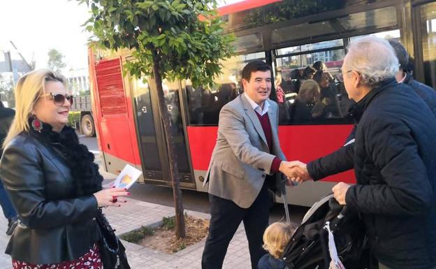 Ciudadanos recoge a pie de calle la indignación vecinal por el carril bici de Reino de Valencia