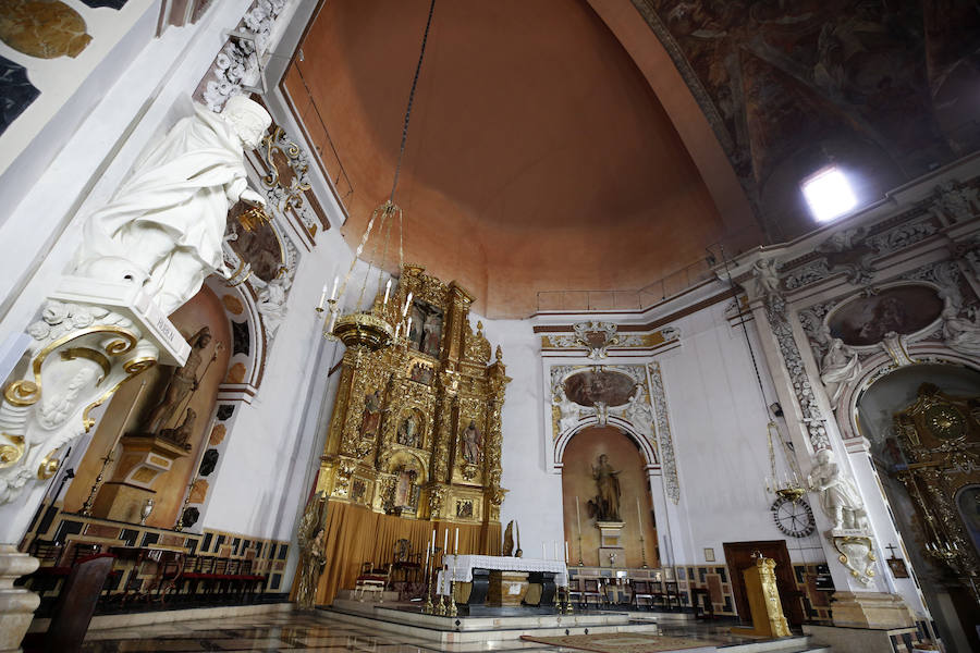 Devolver a la iglesia de los Santos Juanes su esplendor. El ambicioso proyecto que requiere alcanzar esa meta ya está describiendo los primeros pasos bajo la dirección de Pilar Roig, catedrática de Restauración de la Universitat Politècnica de València (UPV). Tienen muchos estudios que realizar, pero ya conocen algunas claves. Completar la intervención, que se llevará a cabo bajo el mecenazgo de la Fundación Hortensia Herrero, requerirá cuatro años a partir del arranque de las obras -previsto para el último trimestre de 2020- y una inversión de seis millones de euros