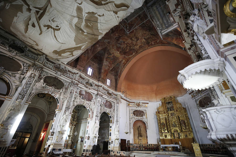 Devolver a la iglesia de los Santos Juanes su esplendor. El ambicioso proyecto que requiere alcanzar esa meta ya está describiendo los primeros pasos bajo la dirección de Pilar Roig, catedrática de Restauración de la Universitat Politècnica de València (UPV). Tienen muchos estudios que realizar, pero ya conocen algunas claves. Completar la intervención, que se llevará a cabo bajo el mecenazgo de la Fundación Hortensia Herrero, requerirá cuatro años a partir del arranque de las obras -previsto para el último trimestre de 2020- y una inversión de seis millones de euros