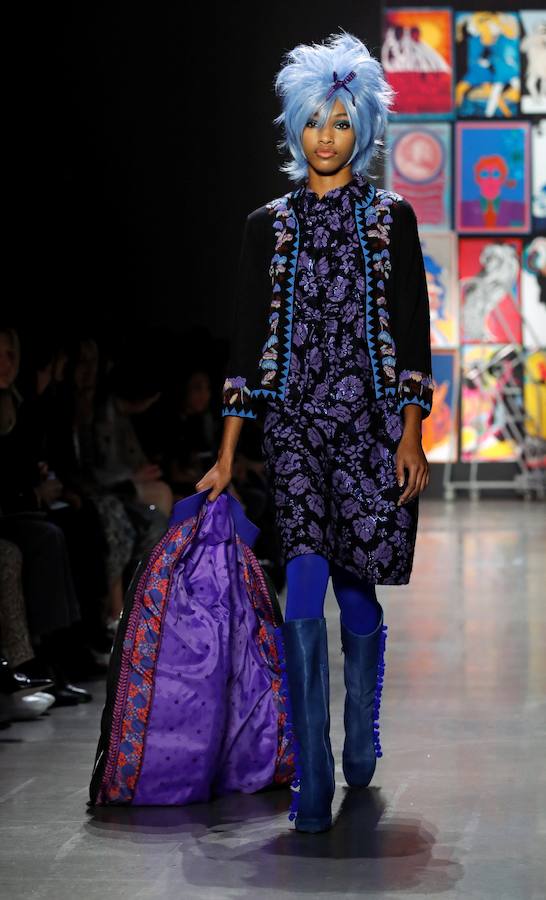 El color y las combinaciones imposibles son los protagonistas del desfile de la diseñadora Anna Sui en la Semana de la Moda de Nueva York 2019/2020. Su colección, titulada «Poptimismo». mira hacia la cultura pop: vestidos de satén, cortos, de inspiración sesentera, coloridos abrigos y monos con estampados de referencias asiáticas. Así ha sido la pasarela de la diseñadora de Detroit.