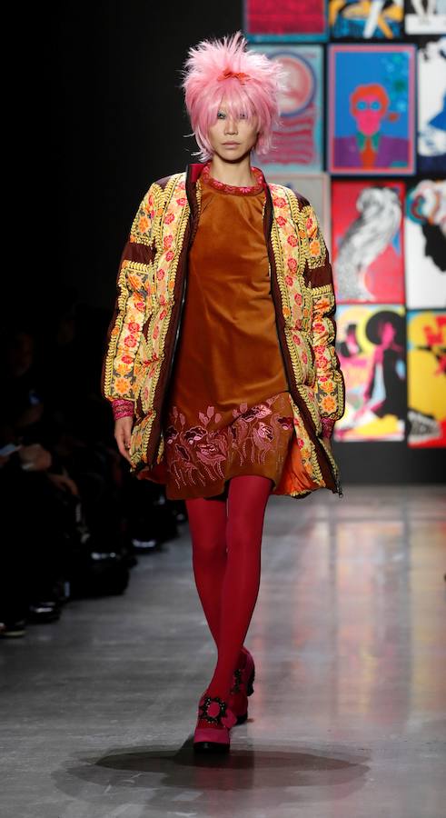 El color y las combinaciones imposibles son los protagonistas del desfile de la diseñadora Anna Sui en la Semana de la Moda de Nueva York 2019/2020. Su colección, titulada «Poptimismo». mira hacia la cultura pop: vestidos de satén, cortos, de inspiración sesentera, coloridos abrigos y monos con estampados de referencias asiáticas. Así ha sido la pasarela de la diseñadora de Detroit.