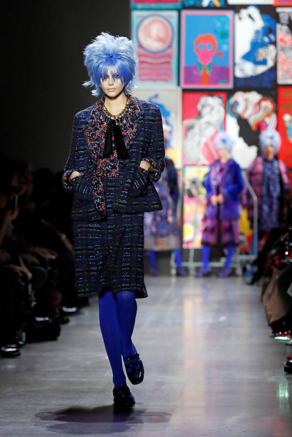 El color y las combinaciones imposibles son los protagonistas del desfile de la diseñadora Anna Sui en la Semana de la Moda de Nueva York 2019/2020. Su colección, titulada «Poptimismo». mira hacia la cultura pop: vestidos de satén, cortos, de inspiración sesentera, coloridos abrigos y monos con estampados de referencias asiáticas. Así ha sido la pasarela de la diseñadora de Detroit.