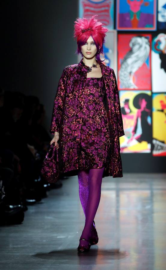 El color y las combinaciones imposibles son los protagonistas del desfile de la diseñadora Anna Sui en la Semana de la Moda de Nueva York 2019/2020. Su colección, titulada «Poptimismo». mira hacia la cultura pop: vestidos de satén, cortos, de inspiración sesentera, coloridos abrigos y monos con estampados de referencias asiáticas. Así ha sido la pasarela de la diseñadora de Detroit.