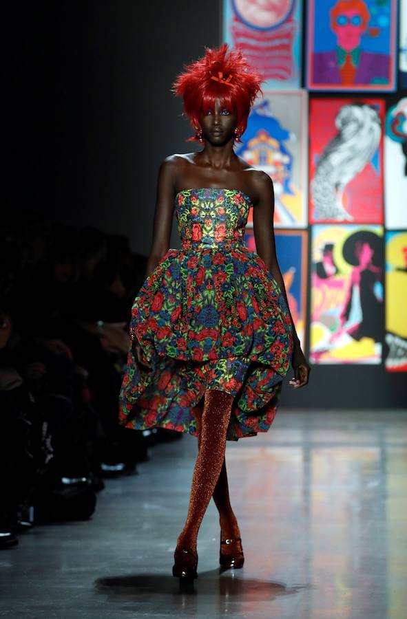 El color y las combinaciones imposibles son los protagonistas del desfile de la diseñadora Anna Sui en la Semana de la Moda de Nueva York 2019/2020. Su colección, titulada «Poptimismo». mira hacia la cultura pop: vestidos de satén, cortos, de inspiración sesentera, coloridos abrigos y monos con estampados de referencias asiáticas. Así ha sido la pasarela de la diseñadora de Detroit.