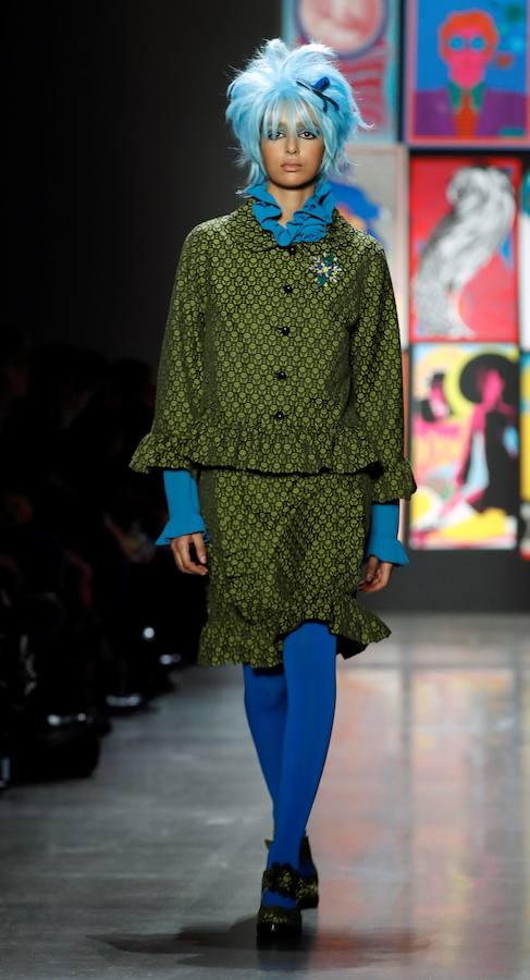 El color y las combinaciones imposibles son los protagonistas del desfile de la diseñadora Anna Sui en la Semana de la Moda de Nueva York 2019/2020. Su colección, titulada «Poptimismo». mira hacia la cultura pop: vestidos de satén, cortos, de inspiración sesentera, coloridos abrigos y monos con estampados de referencias asiáticas. Así ha sido la pasarela de la diseñadora de Detroit.