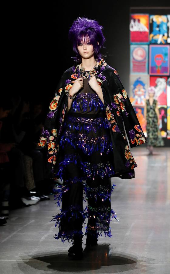 El color y las combinaciones imposibles son los protagonistas del desfile de la diseñadora Anna Sui en la Semana de la Moda de Nueva York 2019/2020. Su colección, titulada «Poptimismo». mira hacia la cultura pop: vestidos de satén, cortos, de inspiración sesentera, coloridos abrigos y monos con estampados de referencias asiáticas. Así ha sido la pasarela de la diseñadora de Detroit.