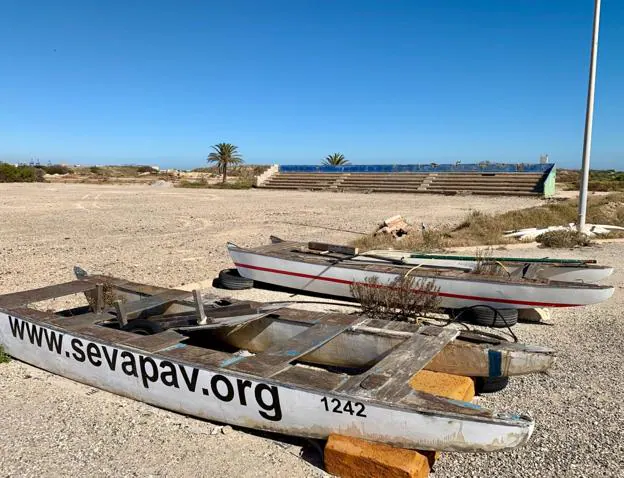 Varias embarcaciones abandonadas en el antiguo polideportivo. 