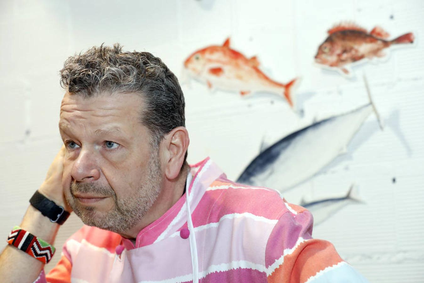 Uno de los chefs más mediáticos ha salido de la pequeña pantalla para volver a los fogones de una forma muy lúdica y educativa: ofreciendo un taller en la capital del Turia para personas diabéticas. Los asistentes han podido cocinar con el maestro y seguir sus consejos para elaborar un plato cardiosaludable que demuestre que se puede comer sano y rico.