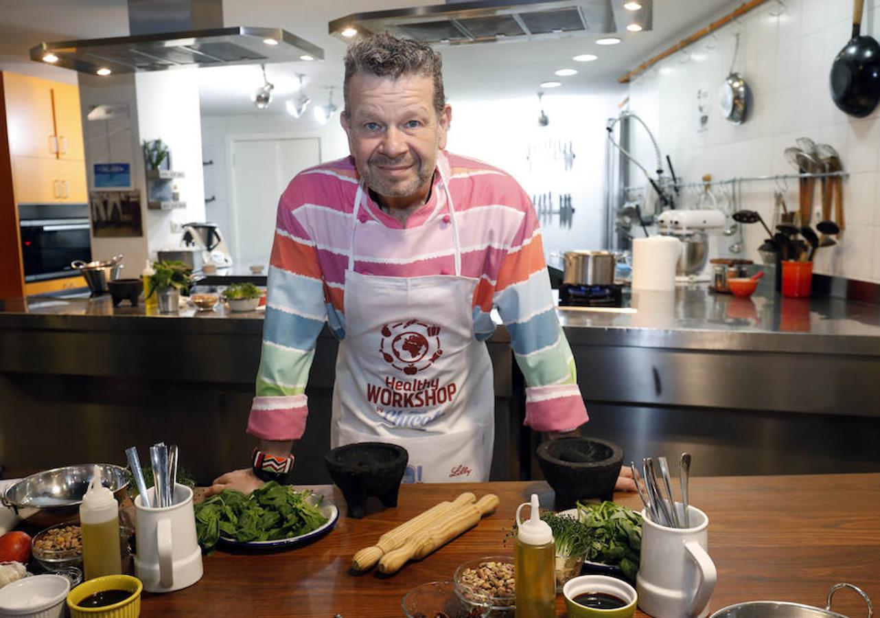 Uno de los chefs más mediáticos ha salido de la pequeña pantalla para volver a los fogones de una forma muy lúdica y educativa: ofreciendo un taller en la capital del Turia para personas diabéticas. Los asistentes han podido cocinar con el maestro y seguir sus consejos para elaborar un plato cardiosaludable que demuestre que se puede comer sano y rico.