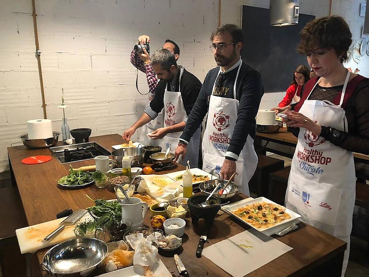 Uno de los chefs más mediáticos ha salido de la pequeña pantalla para volver a los fogones de una forma muy lúdica y educativa: ofreciendo un taller en la capital del Turia para personas diabéticas. Los asistentes han podido cocinar con el maestro y seguir sus consejos para elaborar un plato cardiosaludable que demuestre que se puede comer sano y rico.