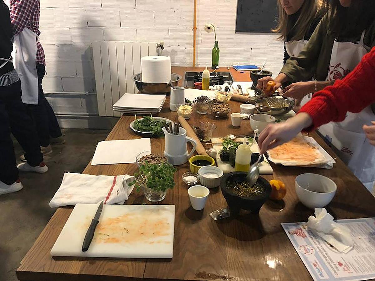 Uno de los chefs más mediáticos ha salido de la pequeña pantalla para volver a los fogones de una forma muy lúdica y educativa: ofreciendo un taller en la capital del Turia para personas diabéticas. Los asistentes han podido cocinar con el maestro y seguir sus consejos para elaborar un plato cardiosaludable que demuestre que se puede comer sano y rico.
