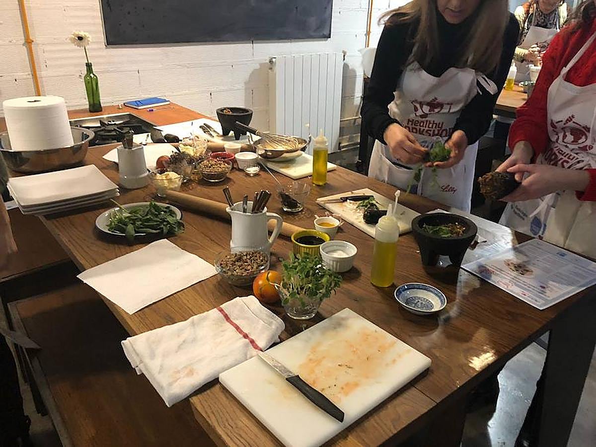 Uno de los chefs más mediáticos ha salido de la pequeña pantalla para volver a los fogones de una forma muy lúdica y educativa: ofreciendo un taller en la capital del Turia para personas diabéticas. Los asistentes han podido cocinar con el maestro y seguir sus consejos para elaborar un plato cardiosaludable que demuestre que se puede comer sano y rico.