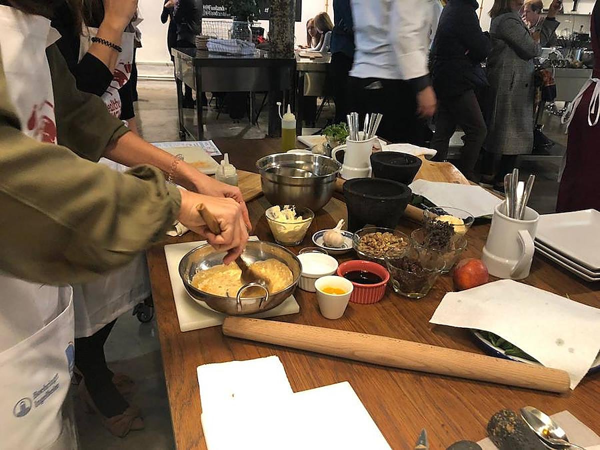 Uno de los chefs más mediáticos ha salido de la pequeña pantalla para volver a los fogones de una forma muy lúdica y educativa: ofreciendo un taller en la capital del Turia para personas diabéticas. Los asistentes han podido cocinar con el maestro y seguir sus consejos para elaborar un plato cardiosaludable que demuestre que se puede comer sano y rico.