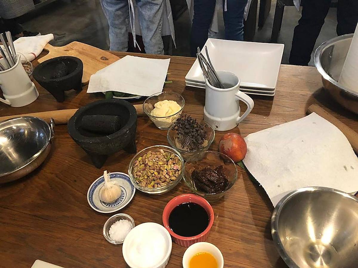 Uno de los chefs más mediáticos ha salido de la pequeña pantalla para volver a los fogones de una forma muy lúdica y educativa: ofreciendo un taller en la capital del Turia para personas diabéticas. Los asistentes han podido cocinar con el maestro y seguir sus consejos para elaborar un plato cardiosaludable que demuestre que se puede comer sano y rico.