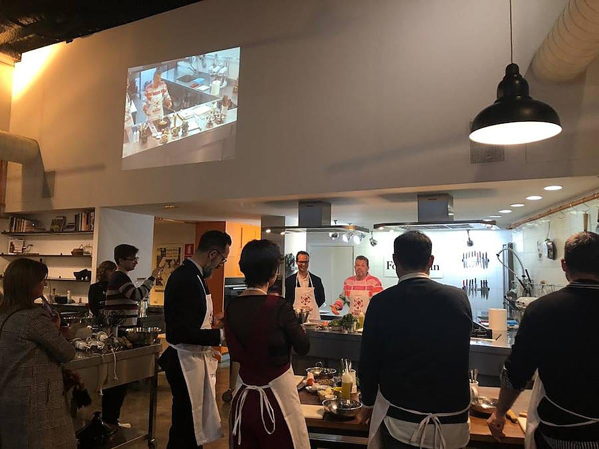 Uno de los chefs más mediáticos ha salido de la pequeña pantalla para volver a los fogones de una forma muy lúdica y educativa: ofreciendo un taller en la capital del Turia para personas diabéticas. Los asistentes han podido cocinar con el maestro y seguir sus consejos para elaborar un plato cardiosaludable que demuestre que se puede comer sano y rico.