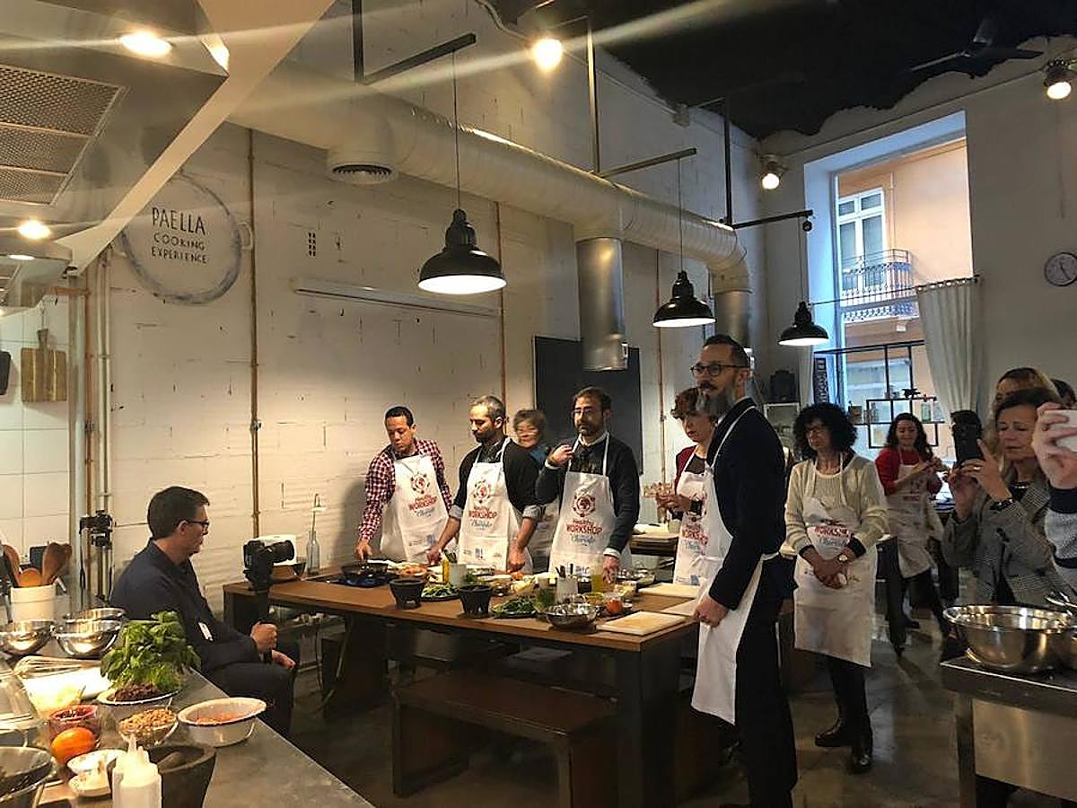 Uno de los chefs más mediáticos ha salido de la pequeña pantalla para volver a los fogones de una forma muy lúdica y educativa: ofreciendo un taller en la capital del Turia para personas diabéticas. Los asistentes han podido cocinar con el maestro y seguir sus consejos para elaborar un plato cardiosaludable que demuestre que se puede comer sano y rico.