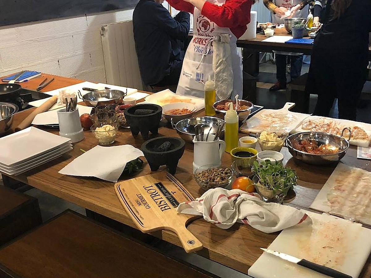 Uno de los chefs más mediáticos ha salido de la pequeña pantalla para volver a los fogones de una forma muy lúdica y educativa: ofreciendo un taller en la capital del Turia para personas diabéticas. Los asistentes han podido cocinar con el maestro y seguir sus consejos para elaborar un plato cardiosaludable que demuestre que se puede comer sano y rico.