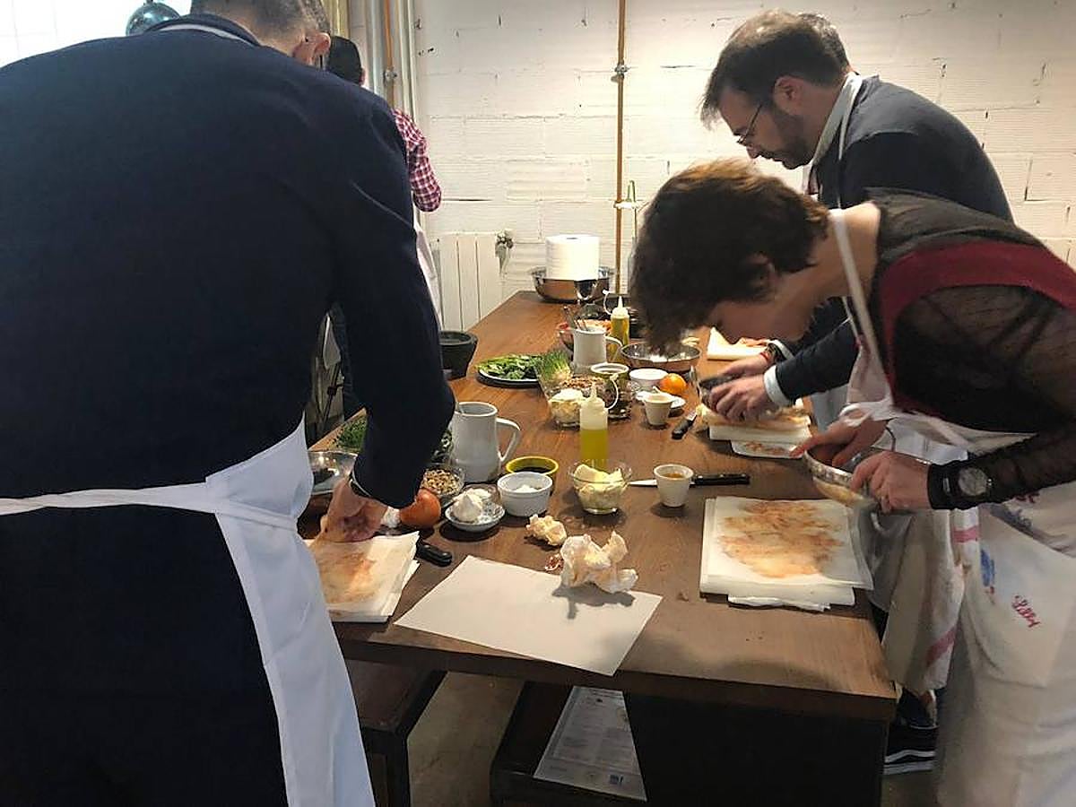 Uno de los chefs más mediáticos ha salido de la pequeña pantalla para volver a los fogones de una forma muy lúdica y educativa: ofreciendo un taller en la capital del Turia para personas diabéticas. Los asistentes han podido cocinar con el maestro y seguir sus consejos para elaborar un plato cardiosaludable que demuestre que se puede comer sano y rico.