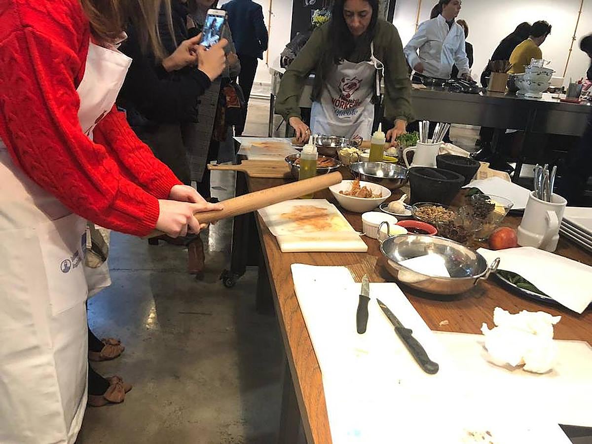 Uno de los chefs más mediáticos ha salido de la pequeña pantalla para volver a los fogones de una forma muy lúdica y educativa: ofreciendo un taller en la capital del Turia para personas diabéticas. Los asistentes han podido cocinar con el maestro y seguir sus consejos para elaborar un plato cardiosaludable que demuestre que se puede comer sano y rico.
