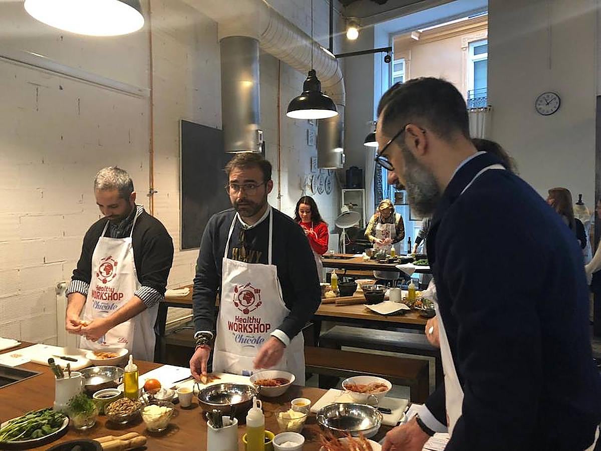 Uno de los chefs más mediáticos ha salido de la pequeña pantalla para volver a los fogones de una forma muy lúdica y educativa: ofreciendo un taller en la capital del Turia para personas diabéticas. Los asistentes han podido cocinar con el maestro y seguir sus consejos para elaborar un plato cardiosaludable que demuestre que se puede comer sano y rico.