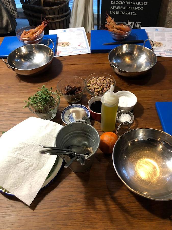 Uno de los chefs más mediáticos ha salido de la pequeña pantalla para volver a los fogones de una forma muy lúdica y educativa: ofreciendo un taller en la capital del Turia para personas diabéticas. Los asistentes han podido cocinar con el maestro y seguir sus consejos para elaborar un plato cardiosaludable que demuestre que se puede comer sano y rico.