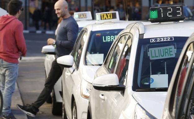 Cortes de calles en Valencia por la concentración de taxistas | 