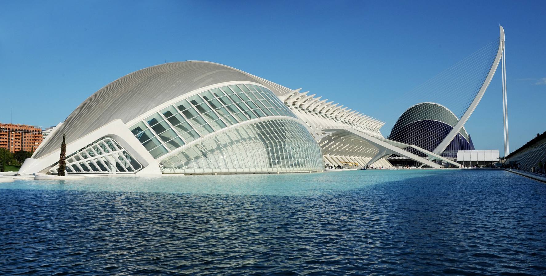 10. España. La Ciudad de las Artes y las Ciencias de Valencia. La publicación, dirigida fundamentalmente a ciudadanos de habla inglesa y con nivel de renta medio alto (sobre todo, de Estados Unidos), destaca que España ofrece los estándares de vida del primer mundo, pero con la ventaja de que una pareja puede vivir con menos de 2.500 euros al mes en buena parte del país. 