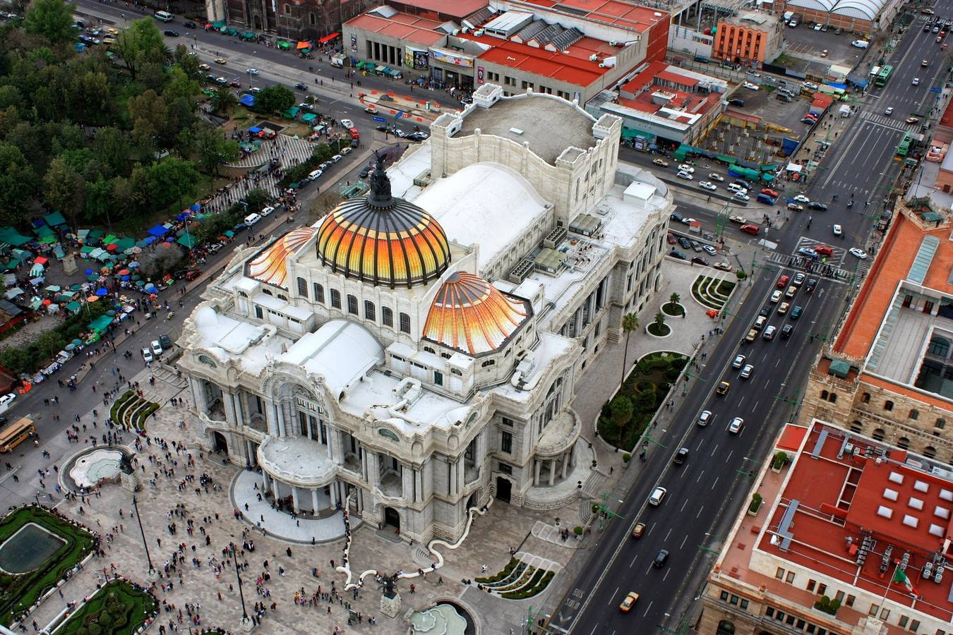 3. México. Distrito Federal (Ciudad de México). El informe recoge que una pareja puede vivir muy bien con entre 1.300 y 2.600 euros al mes. Admite la falta de seguridad y la corrupción en algunas zonas, pero asegura que no es un problema en buena parte del país. Subraya el clima y la calidad de las playas de la Riviera Maya.