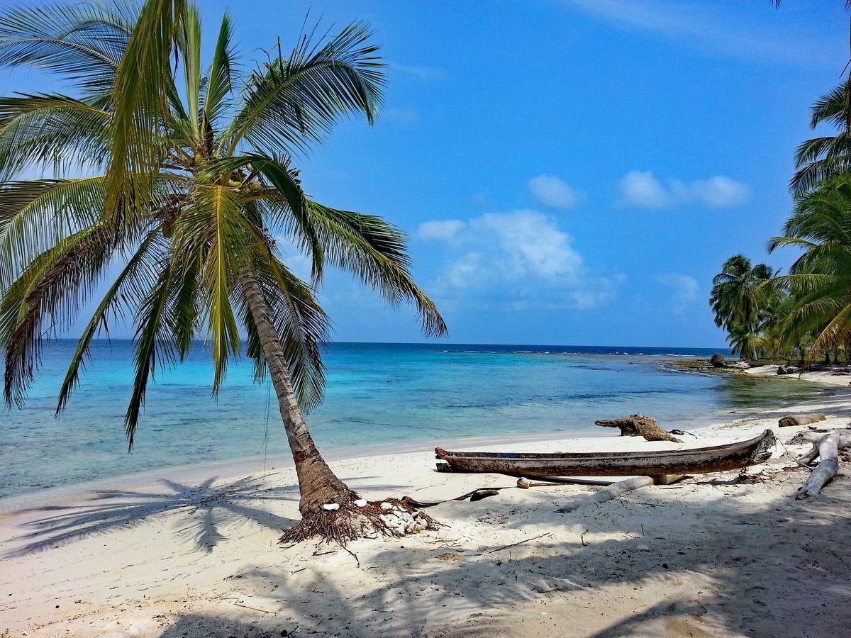 1. Panamá. Isla Diablo, con unas playas de ensueño. Lo que más destaca el estudio, en especial para los norteamericanos, es que te da la residencia con demostrar 1.000 dólares de ingresos al mes, con buena calidad de vida por poco dinero. Además, resalta que es un país de clima tropical, muy cerca de EE UU y fuera de la zona de huracanes.