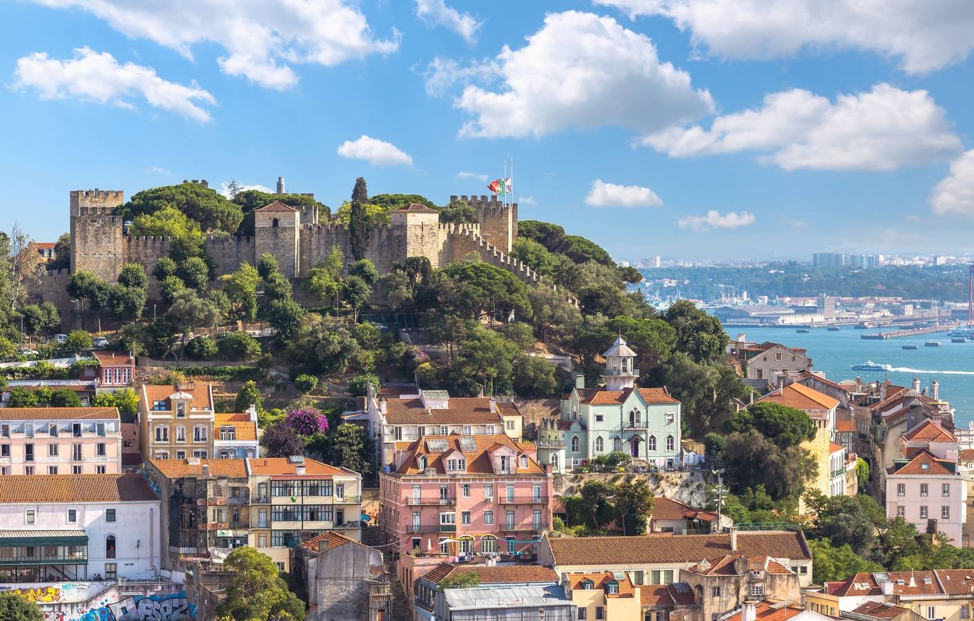 7. Portugal. Lisboa, capital lusa, con el castillo de San Jorge. El informe destaca que es el segundo país más barato de Europa, tras Bulgaria, lo que aporta un buen nivel de vida para dos personas por apenas 2.200 euros al mes. 