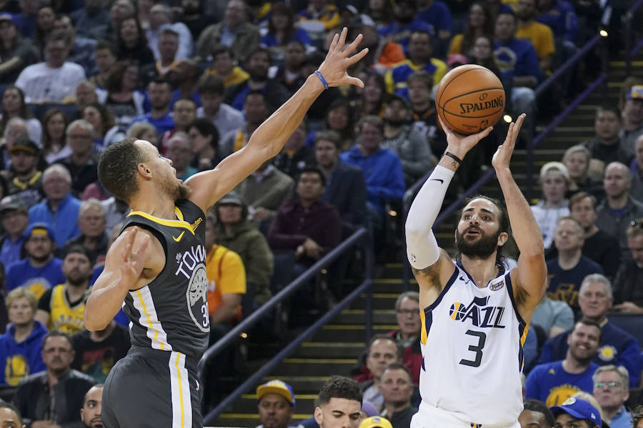 Ricky Rubio lanza a canasta ante la presencia de Stephen Curry. 