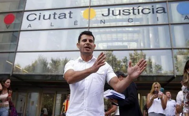 Javier Sánchez-Santos, presunto hijo de Julio Iglesias, en la Ciudad de la Justicia de Valencia.