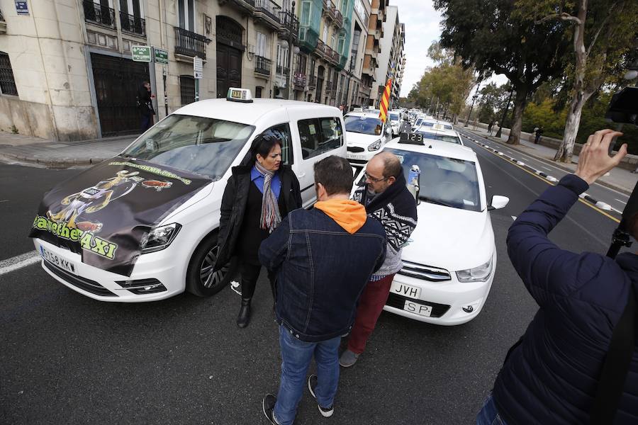 Fotos: La protesta de los taxistas colapsa el centro de Valencia