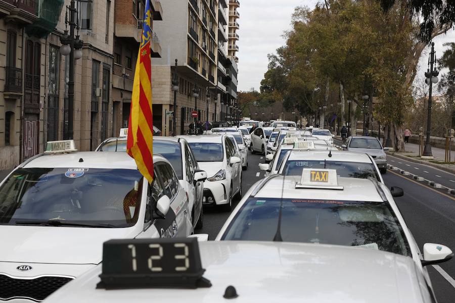 Fotos: La protesta de los taxistas colapsa el centro de Valencia