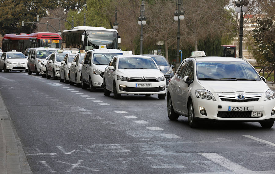 Fotos: La protesta de los taxistas colapsa el centro de Valencia