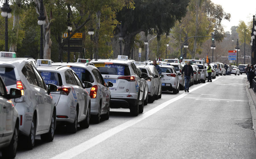 Fotos: La protesta de los taxistas colapsa el centro de Valencia