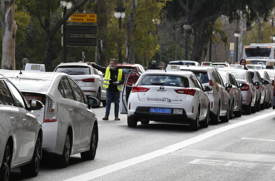 Fotos: La protesta de los taxistas colapsa el centro de Valencia