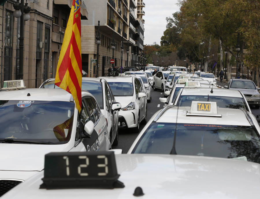 Fotos: La protesta de los taxistas colapsa el centro de Valencia