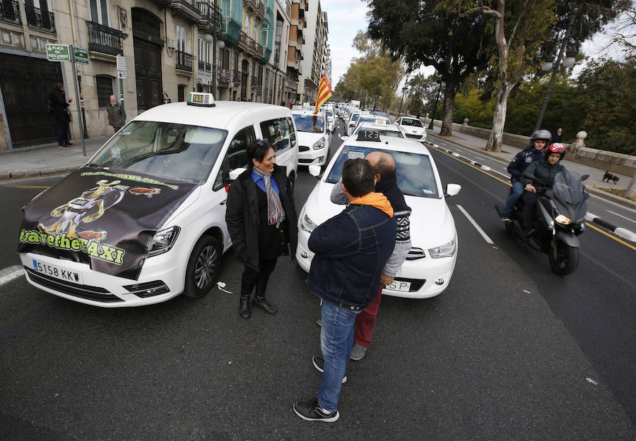 Fotos: La protesta de los taxistas colapsa el centro de Valencia